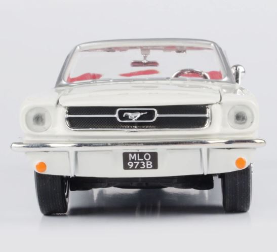 MOTORMAX 1:24 DIECAST MODEL - JAMES BOND 'GOLDFINGER' (1964) - 1964 FORD MUSTANG