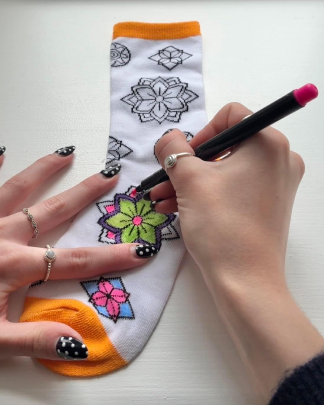 BUDDY AND BARNEY COLOUR YOUR OWN DOODLE SOCKS