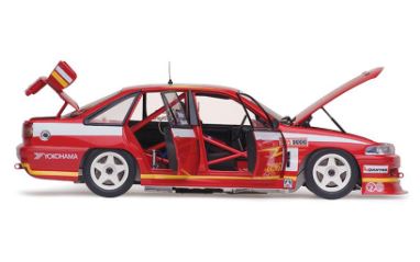 CLASSIC CARLECTABLES 1:18 HOLDEN VP COMMODORE 1993 BATHURST 2ND PLACE - Toyworld Frankston