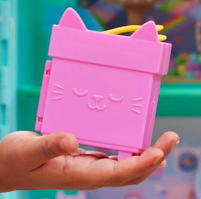 GABBY'S DOLLHOUSE CLIP ON PLAYSET BABY BOX PINK - Toyworld Frankston