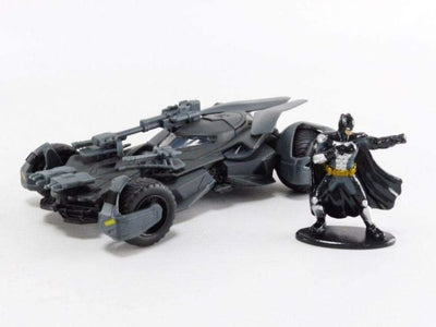 JUSTICE LEAGUE (2017) - BATMAN WITH BATMOBILE 1/32 SCALE HOLLYWOOD RIDES DIE-CAST VEHICLE REPLICA