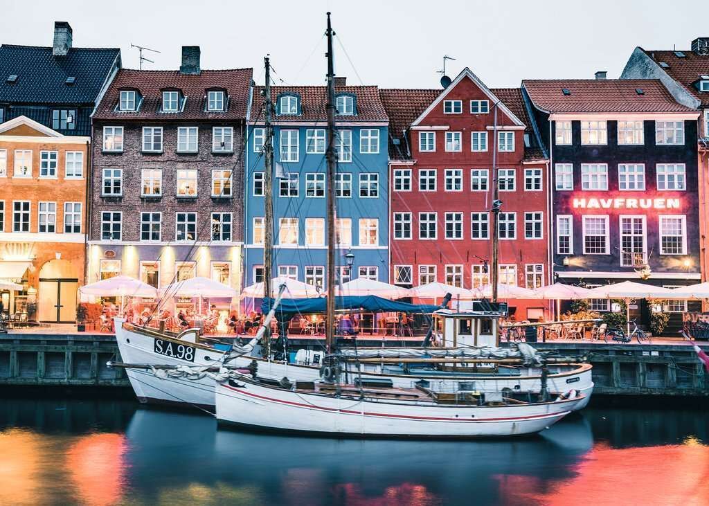 RAVENSBURGER SCANDINAVIAN PLACES - COPENHAGEN DENMARK 1000 PIECE PUZZLE