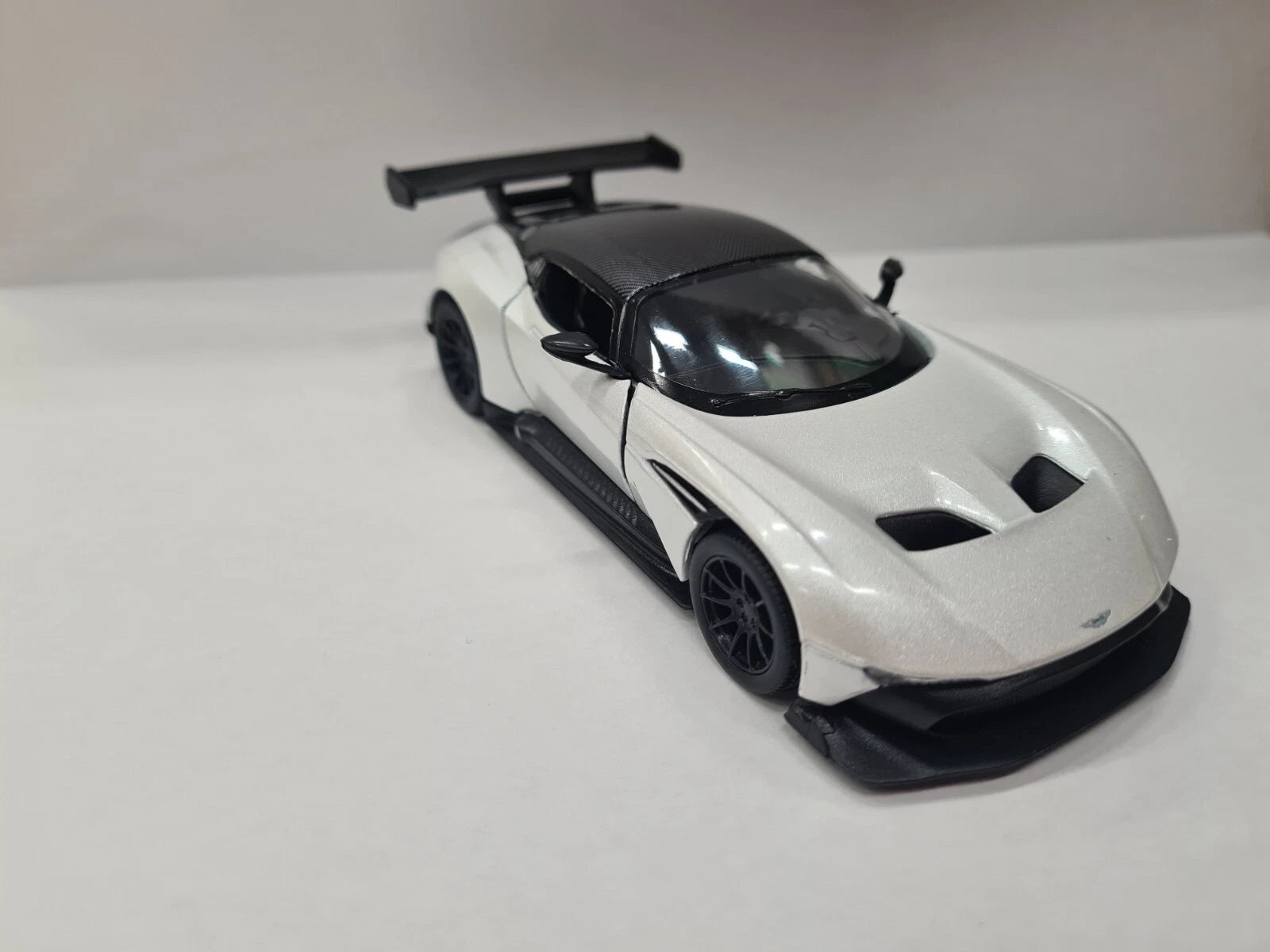 ASTON MARTIN VULCAN 1:38 KINSMART PULL BACK CAR - WHITE - Toyworld Frankston